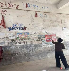 北关社区：清除墙面小广告 扮美环境暖民心