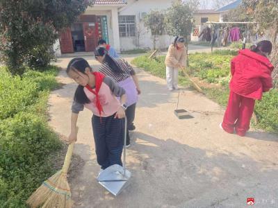 李店镇中心小学：“学雷锋”进社区 青春奉献暖迎春