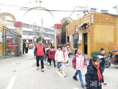 开学护岗守平安 退役军人在行动