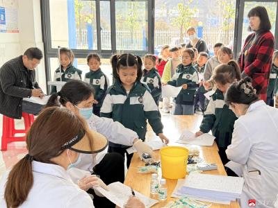 武胜关镇中心幼儿园联合卫生院开展学龄前儿童体检