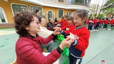 欢声笑语满校园，老教师春游乐开怀：市幼儿园组织开展离退休教师春游活动