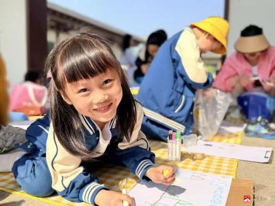 把绘本搬进春天里——市永阳幼儿园开展亲子春游活动