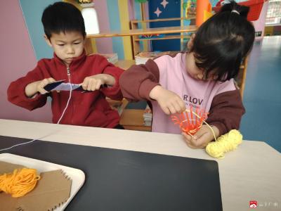 指尖绕彩线 编织乐无穷  ——广办中心幼儿园趣味编织活动纪实