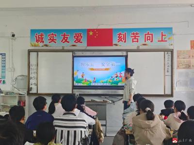紧绷安全弦  平安过“五一”——太平镇中心中学开展劳动节前安全教育主题班会