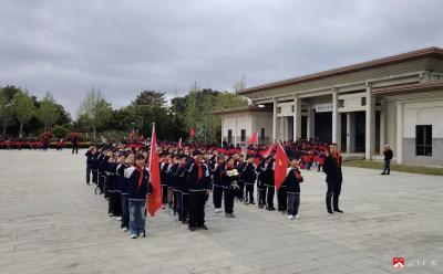 缅怀革命先烈 传承红色精神  ——长岭镇中心学校小学部开展清明祭扫活动