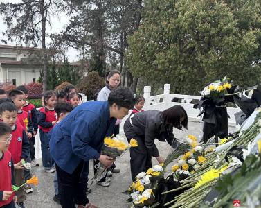 缅怀革命先烈，传承红色精神——华中师范大学广水附属幼儿园清明节扫墓活动  