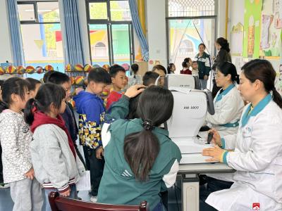 武胜关镇中心幼儿园开展幼儿视力筛查活动