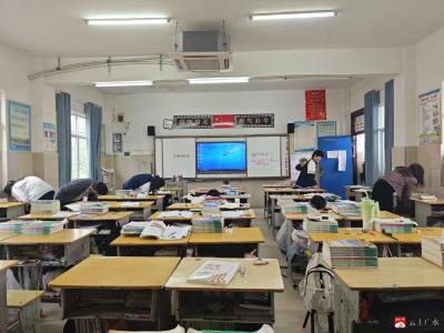 筑牢安全防线 守护校园净土  ——长岭镇中心学校八年级组开展“收刀行动”