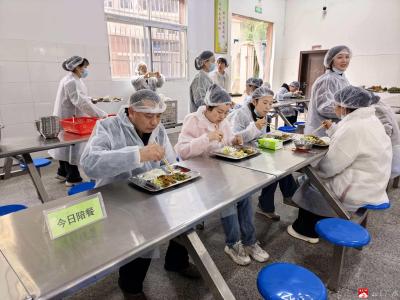 十里中心小学持续开展食堂家长开放日活动  