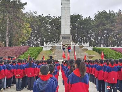 缅怀革命先烈 传承红色精神——广水市第二实验小学开展祭扫应山革命烈士纪念碑活动