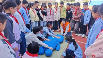 学技能 练本领 筑防线——应办五小成功开展“平安生存训练营”活动