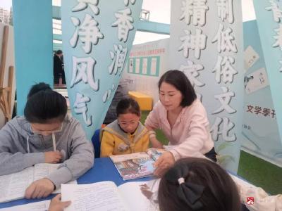  东关社区妇联开展“童享书悦·红色经典我家读”读书会活动