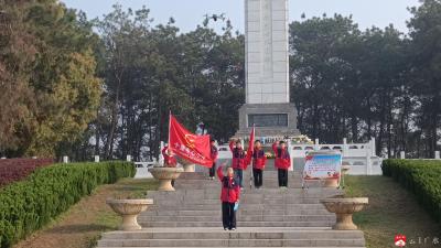 缅怀革命先烈 传承红色基因——十里中心小学五年级清明祭扫活动圆满开展