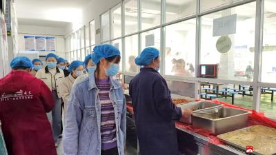食安零距离 家校共相依——余店镇中心中学举行食堂“家长开放日”活动  