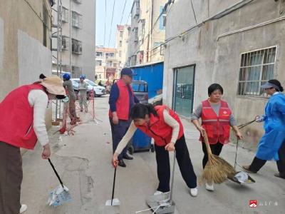 应山街道三里河社区：爱卫大扫除 家园焕新颜