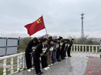 三里河社区妇联开展清明英烈祭扫活动