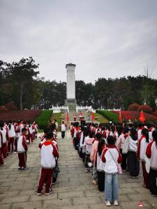 缅怀革命先烈 传承红色基因——广水市应办渡蚁桥学校开展烈士陵园祭扫活动