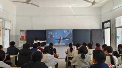 珍爱生命远离毒品——余店镇中心中学开展禁毒主题班会活动