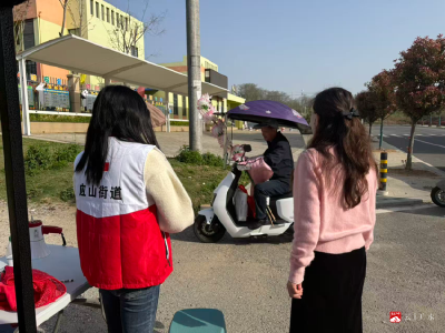 双桥社区：路口值守倡文明 绿色祭祀树新风