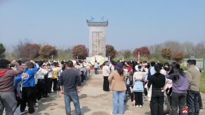 两代人同祭英烈，红色基因薪火相传——李店镇退役军人志愿服务队携手中心小学开展清明祭奠活动