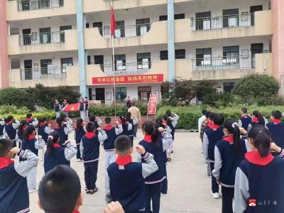 武胜关镇中心小学开展“传承红色基因 弘扬英烈精神”主题活动