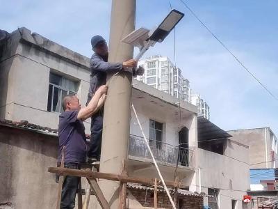 南关社区：安装新路灯 照亮群众出行路