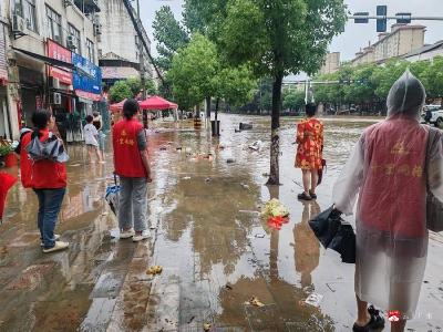 暴雨来袭勇担当 多方联动护平安——十里社区全力开展防汛人员转移工作