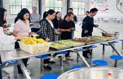 家校同心 共护“食”光——武胜关镇中心中学八年级家长代表走进食堂体验学生餐