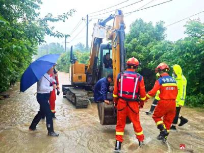 暴雨积水致群众被困 陈巷镇紧急救援暖心护民