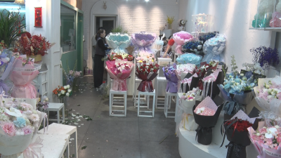“浪漫经济”升温：我市花店“520”销售持续走俏