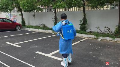 应山街道北关社区：暴雨退去消杀忙 筑牢社区健康防线