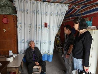 应山街道胜利街社区：汛期走访探望独居老人