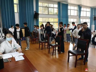 守护“睛”彩视界，点亮光明未来——长岭镇中心学校小学部开展视力检测活动