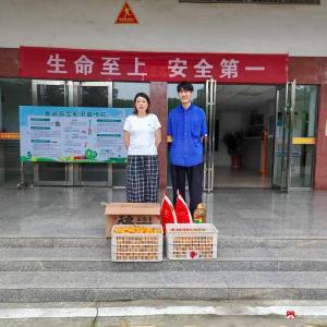 大学生创业者周营向阳光福利院爱心捐赠