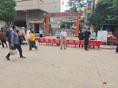 禁毒宣传“摆摊”入市，民意测评“串巷”到户