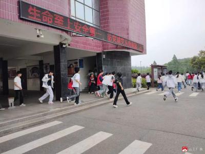 以“练”筑防 临“震”不慌  ——关庙镇中心中学开展防震减灾应急疏散演练活动