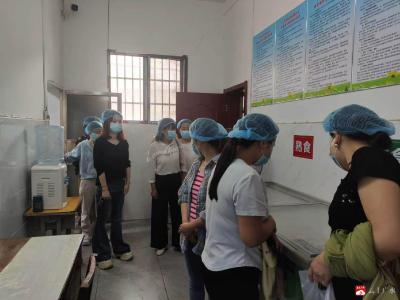 开放食堂零距离  守护食安共携手——市师范附属学校开展食堂家长开放日活动