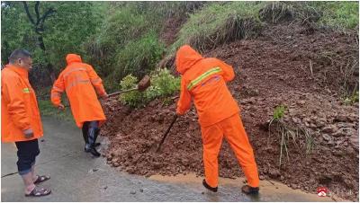 暴雨来袭 公路部门守护干线通行