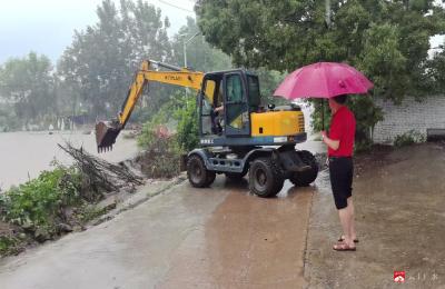 暴雨突袭守一线 防汛护民保平安——广水经济开发区盘龙岗社区全力开展防汛抢险工作