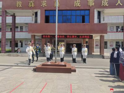 弘扬爱国精神 争做时代少年  ——杨寨镇中心中学隆重举行升国旗仪式