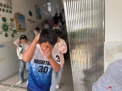 防范灾害风险 护航校园安全——郝店镇关店中心小学开展防灾减灾应急演练活动