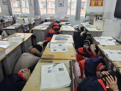 以“练”筑防 安全护航  ——陈巷镇中心中学开展防震、防踩踏及消防应急演练