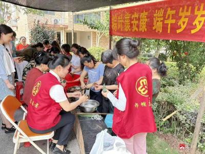 应山街道三里河社区：社区妇联联合金榜名城小区物业开展共庆端午活动