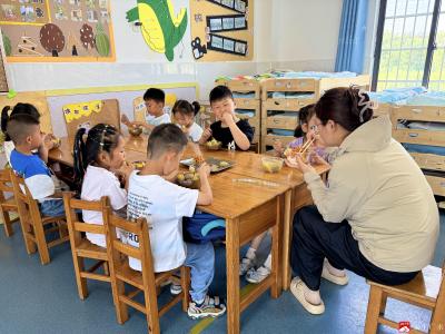 武胜关镇中心幼儿园举办食堂开放日活动