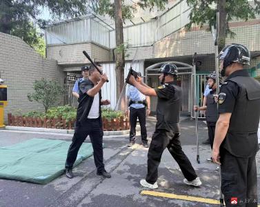 以练筑防护校园 警校联动保平安——市幼儿园开展校园突发纠纷防暴应急演练  
