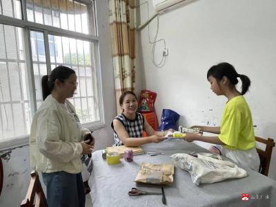 六一送温情 文具暖童心——南关社区走访慰问困境儿童