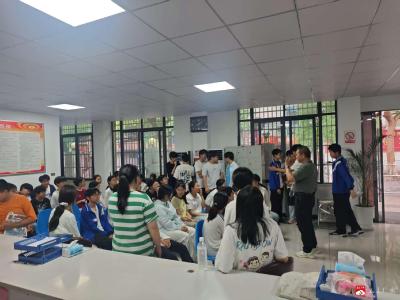 考场外的“清凉站” 