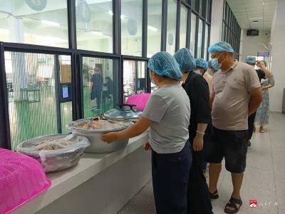 零距离探后厨 家校共守校园“舌尖安全”——广水骆店中学举办食堂家长开放日活动