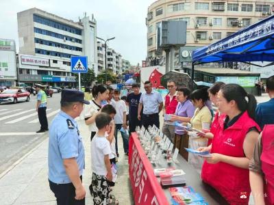 仿真毒品进广场 青少年“零距离”识毒拒毒——应山街道办事处开展“你我参与·守护未来”禁毒主题宣传活动