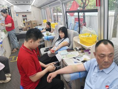 热血铸师魂 奉献显担当 ——市师范附属学校教职工踊跃参与无偿献血活动